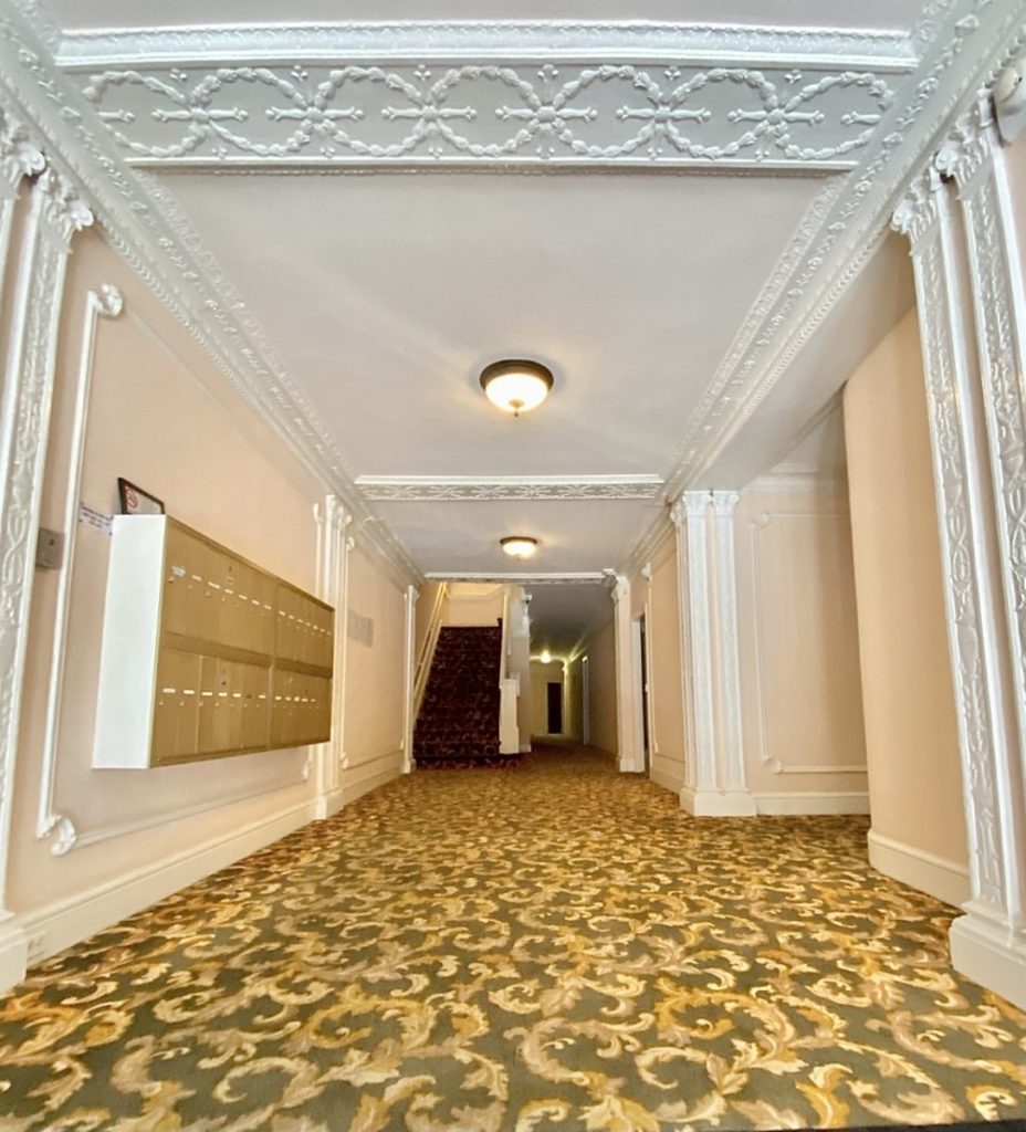TOP floor...Hardwood floors...Heart of Hayes Valley