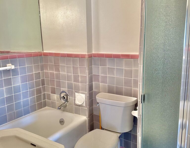 TOP FLOOR Corner unit...Hardwood floors FDR..Utilities included..