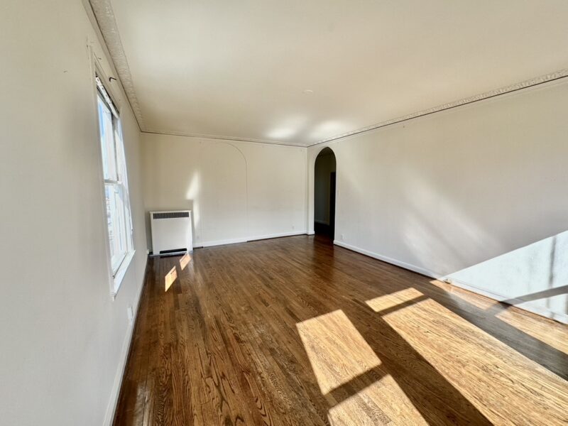 TOP FLOOR Corner unit...Hardwood floors FDR..Utilities included..