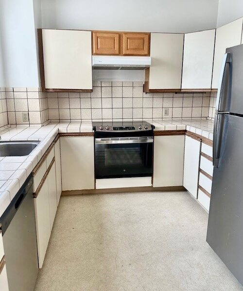 TOP FLOOR Corner unit...Hardwood floors FDR..Utilities included..