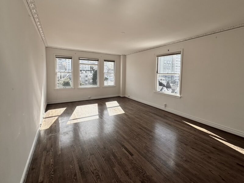 TOP FLOOR Corner unit...Hardwood floors FDR..Utilities included..