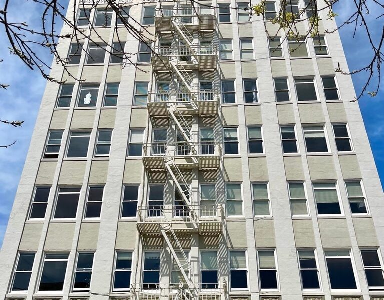 TOP FLOOR Corner unit...Hardwood floors FDR..Utilities included..