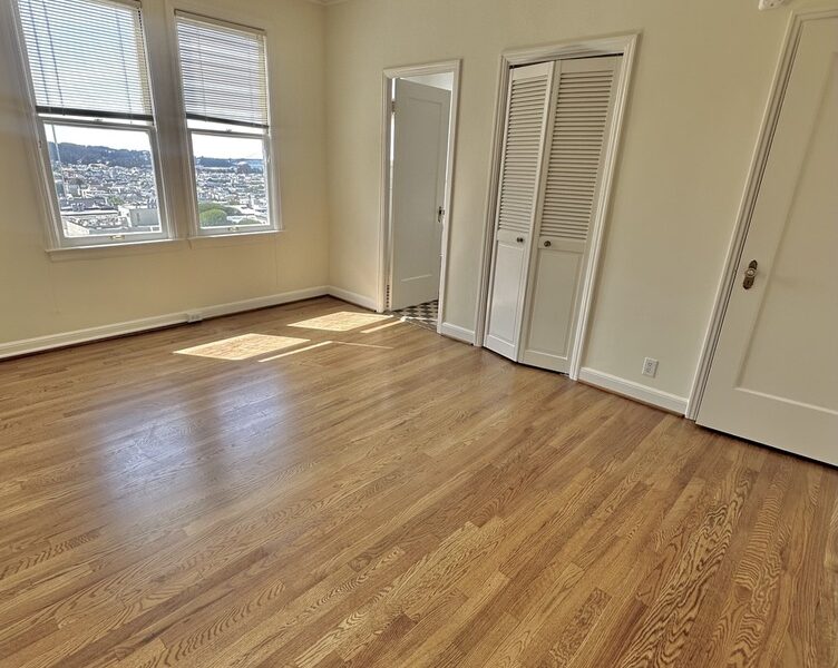 TOP FLOOR Corner unit...Hardwood floors FDR..Utilities included..