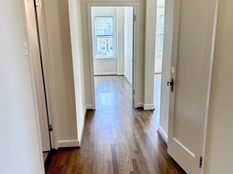 TOP FLOOR Corner unit...Hardwood floors FDR..Utilities included..